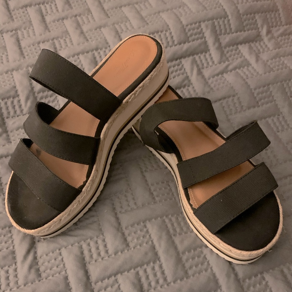 Universal threads black platform sandal